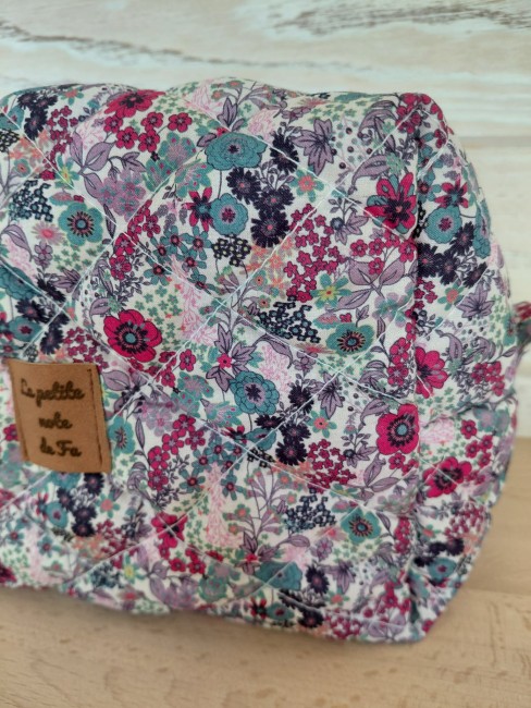 détail du tissu fleuri fuchsia et bleu canard de la trousse Matilde