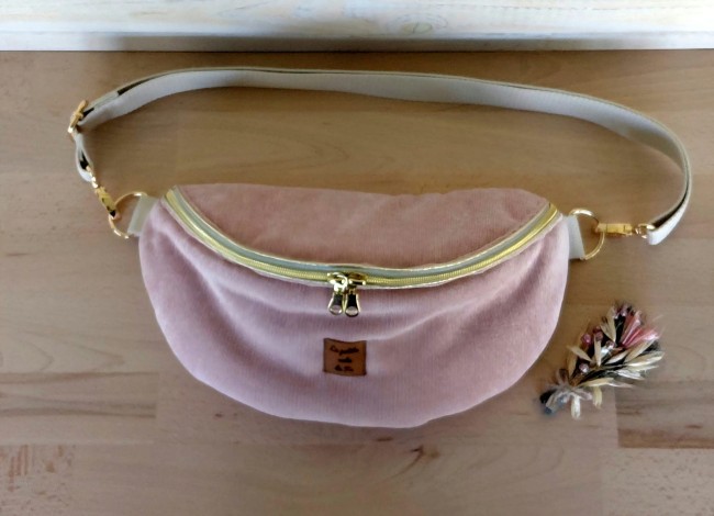 sac-banane-alba Sac banane Alba en velours rose poudré avec sangle écrue