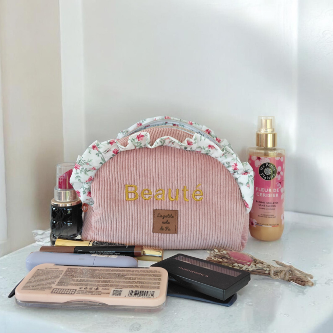 trousse-demi-lune-rose-beaute