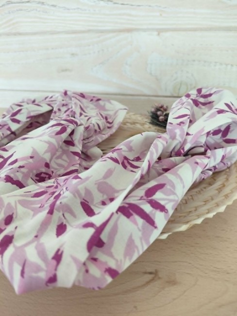 détail motif imprimé végétal aux nuances violette bandeau