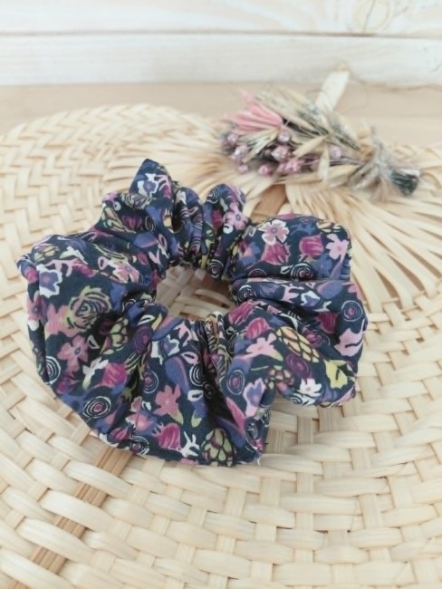 chouchou-nuit-florale-dessus détail tissu floral bleu violet chouchou