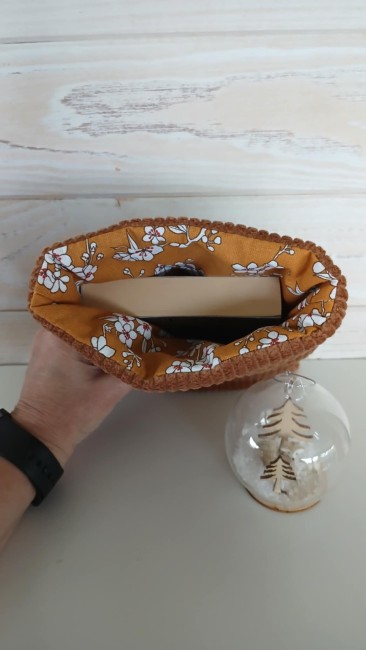 housse-de-livre-cognac-dessus-porte