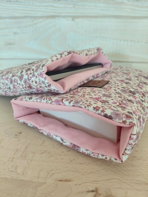 housse-de-livre-camelia-duo détail du tissu coton fleuri Camélia