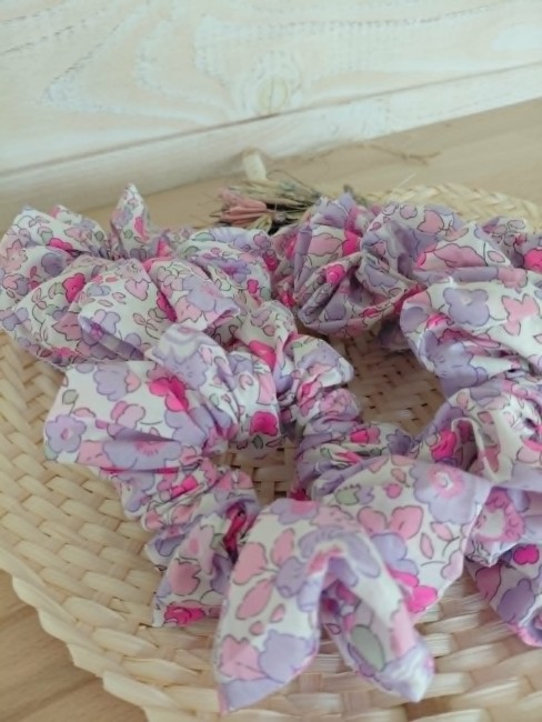  détail chouchou coton liberty lilas femme