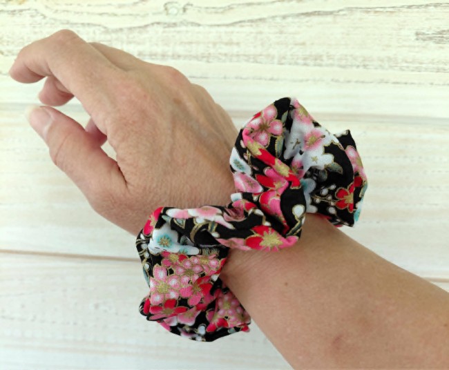 accessoire cheveux  sakura fond bleu marine artisanal