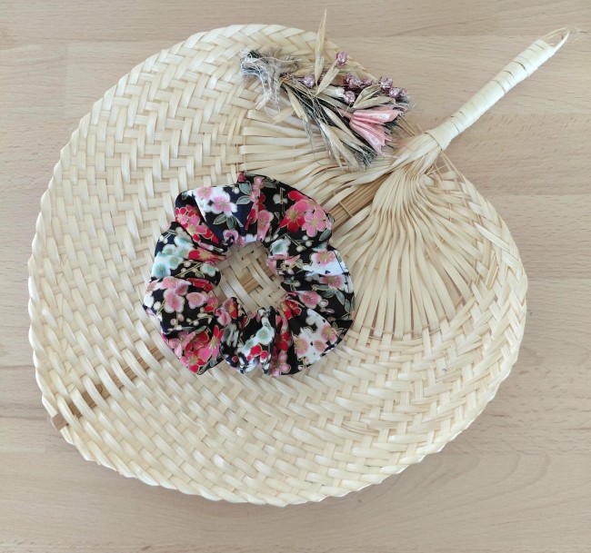 chouchou fleurs roses sur fond bleu marine  fait main