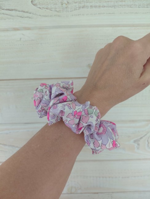 chouchou liberty lilas porté poignet femme