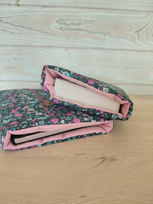 housse-de-livre-melisse-duo détail du tissu fleuri Mélisse en coton