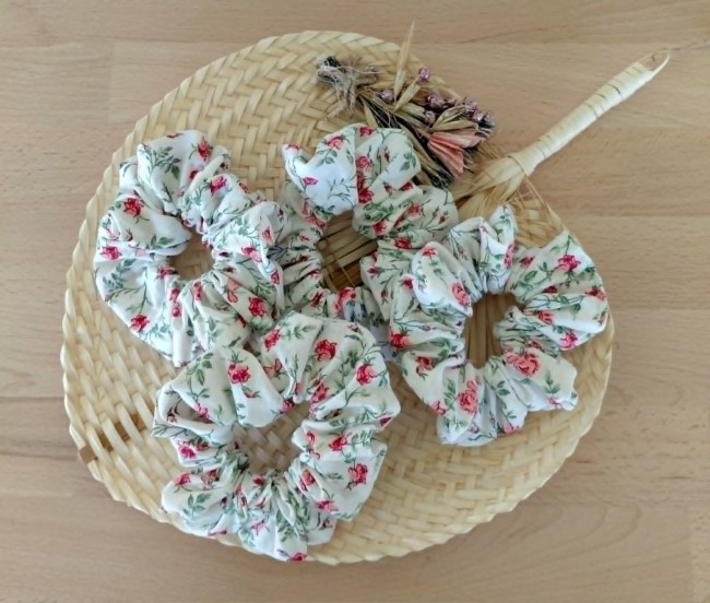 chouchou-rosalie-fait-main détail tissu fleuri roses chouchou artisanal