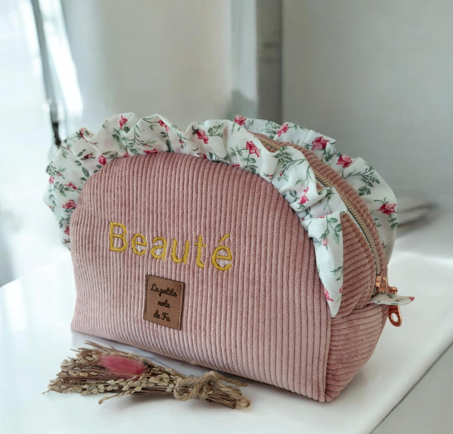 trousse-demi-lune-rose-cote