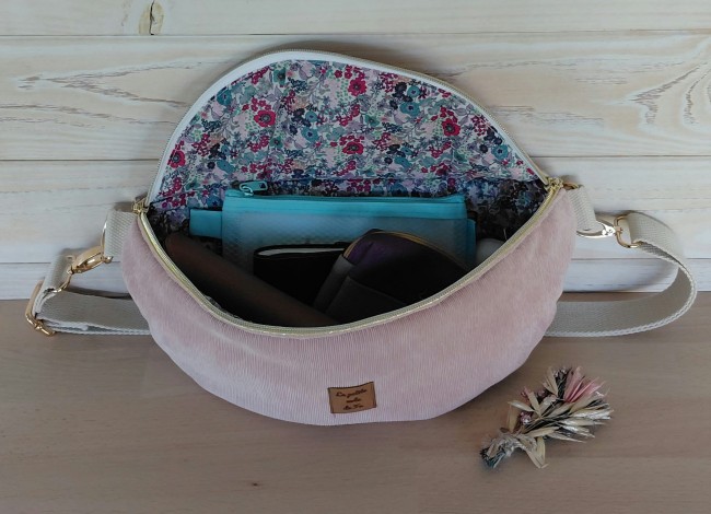 sac-banane-alba-dessus Banane rose poudré Alba avec fermeture zippée et finitions dorées