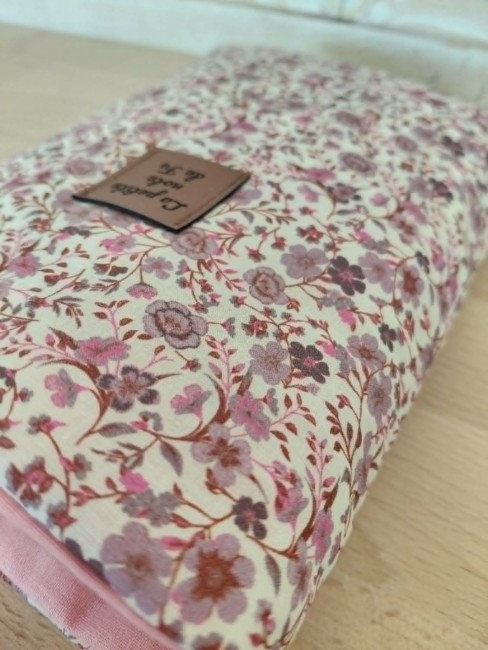 housse-de-livre-camelia-pres housse pour livre de poche imprimé floral rose