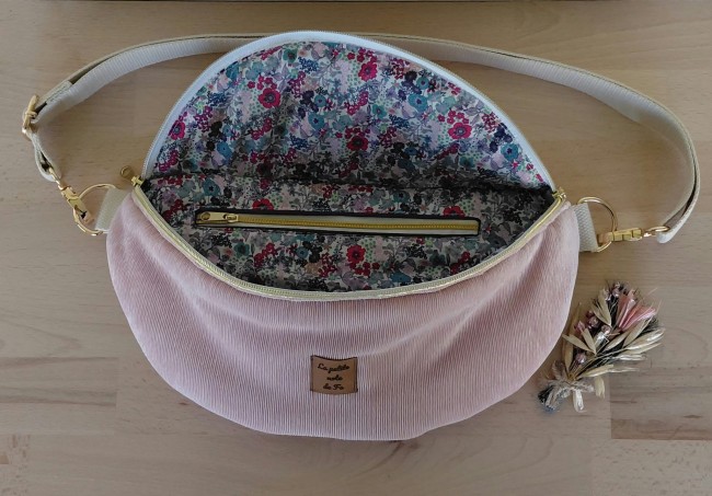 sac-banane-alba-ouverte Sac banane fait main Alba en velours rose poudré
