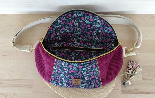 sac-banane-iris-ouverte Sac banane Iris fait main avec empiècement fleuri