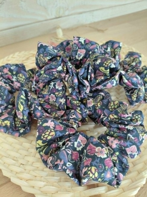 chouchou-nuit-florale-plusieurs-dessus chouchou bleu marine porté cheveux femme