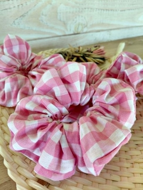 détail tissu vichy rose chouchou fait main