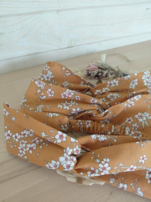 détail tissu floral moutarde bandeau