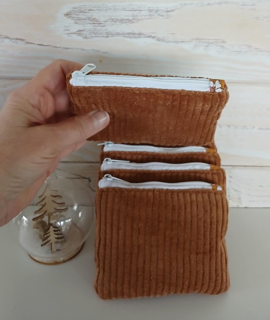 porte-monnaie-cognac-fermer-main