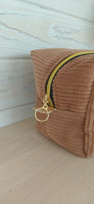 Trousse de toilette artisanale française en velours cognac