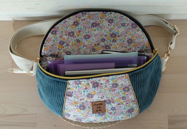 Sac banane Léonie fait main avec empiècement fleuri et détails dorés