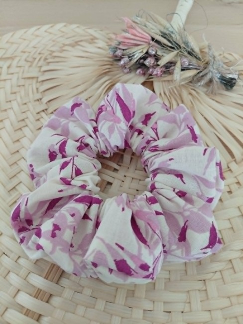 Détail tissu  végétal aux nuances violettes
