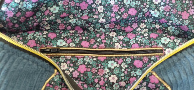 Détail du sac banane Céleste en velours côtelé vert et tissu fleuri
