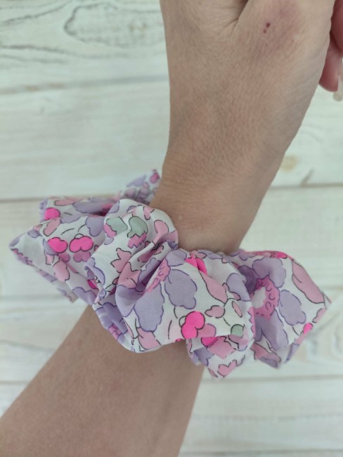 accessoire cheveux liberty lilas porté poignet