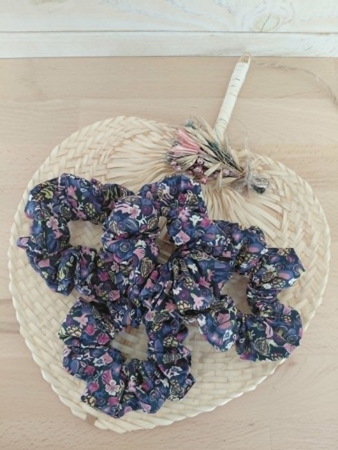 chouchou-nuit-florale-plusieurs chouchou fleuri bleu marine femme