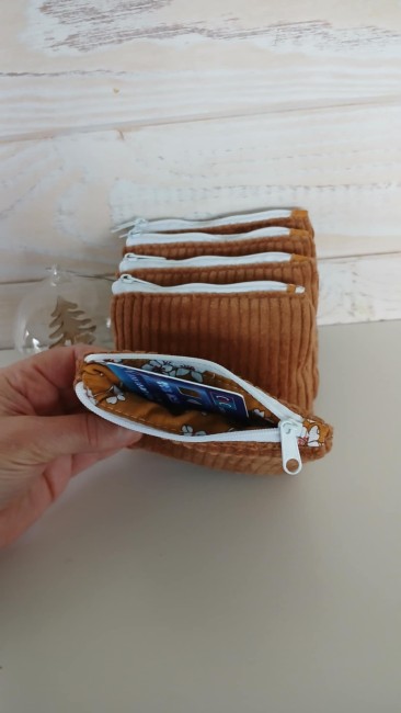 porte-monnaie-cognac-ouvert-main