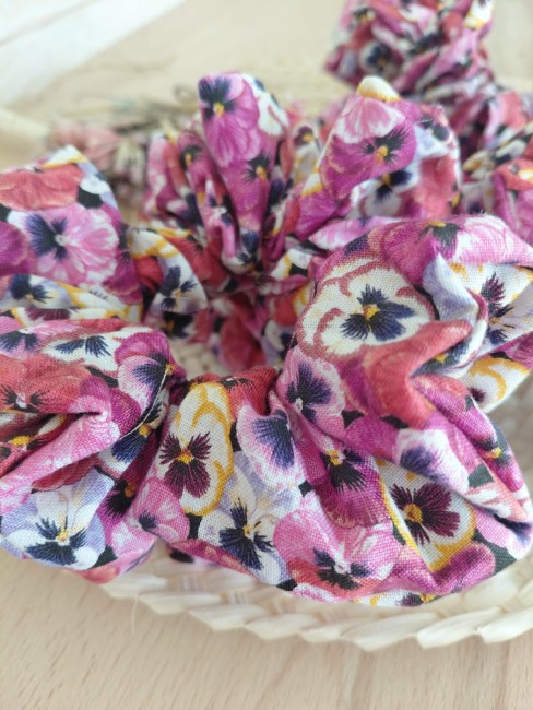 chouchou-pensée-rose-pres détail tissu fleurs roses violettes