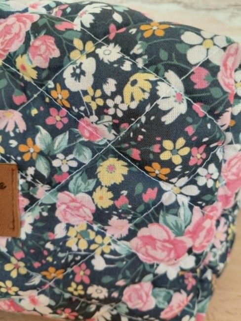 détail du tissu matelassé fleuri de la trousse Lola
