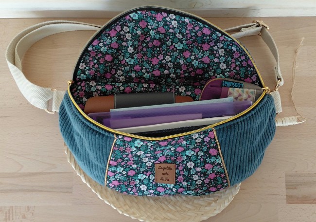 Sac banane Céleste fait main avec tissu fleuri et détails dorés
