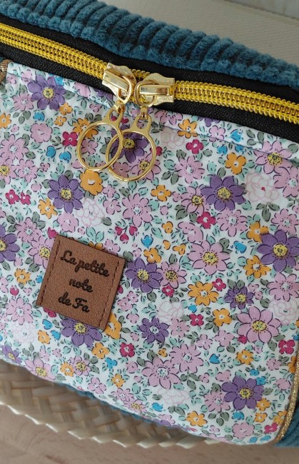 Détail du tissu fleuri du sac banane Léonie fait main