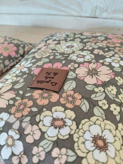 détail du tissu fleuri beige rosé de la housse Vintage