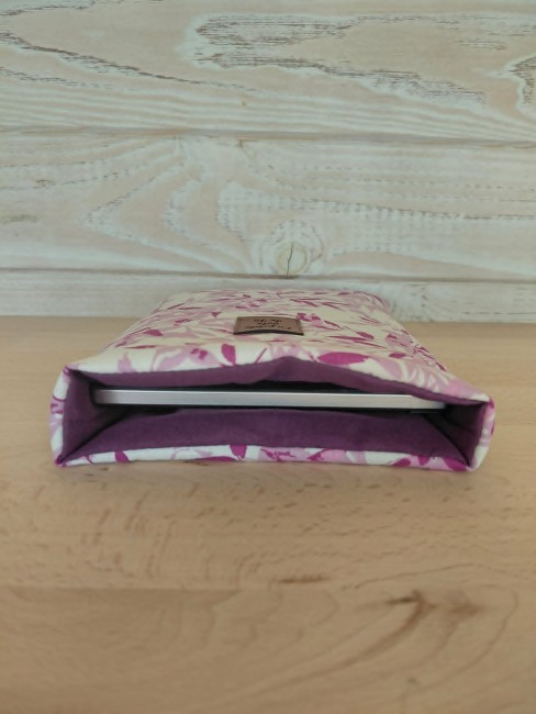housse liseuse tissu feuillage blanc cassé et violet