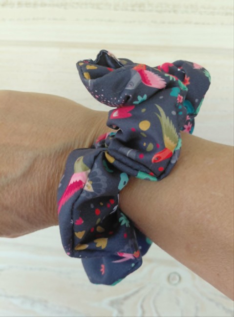 chouchou colibri fait main porte au poignet
